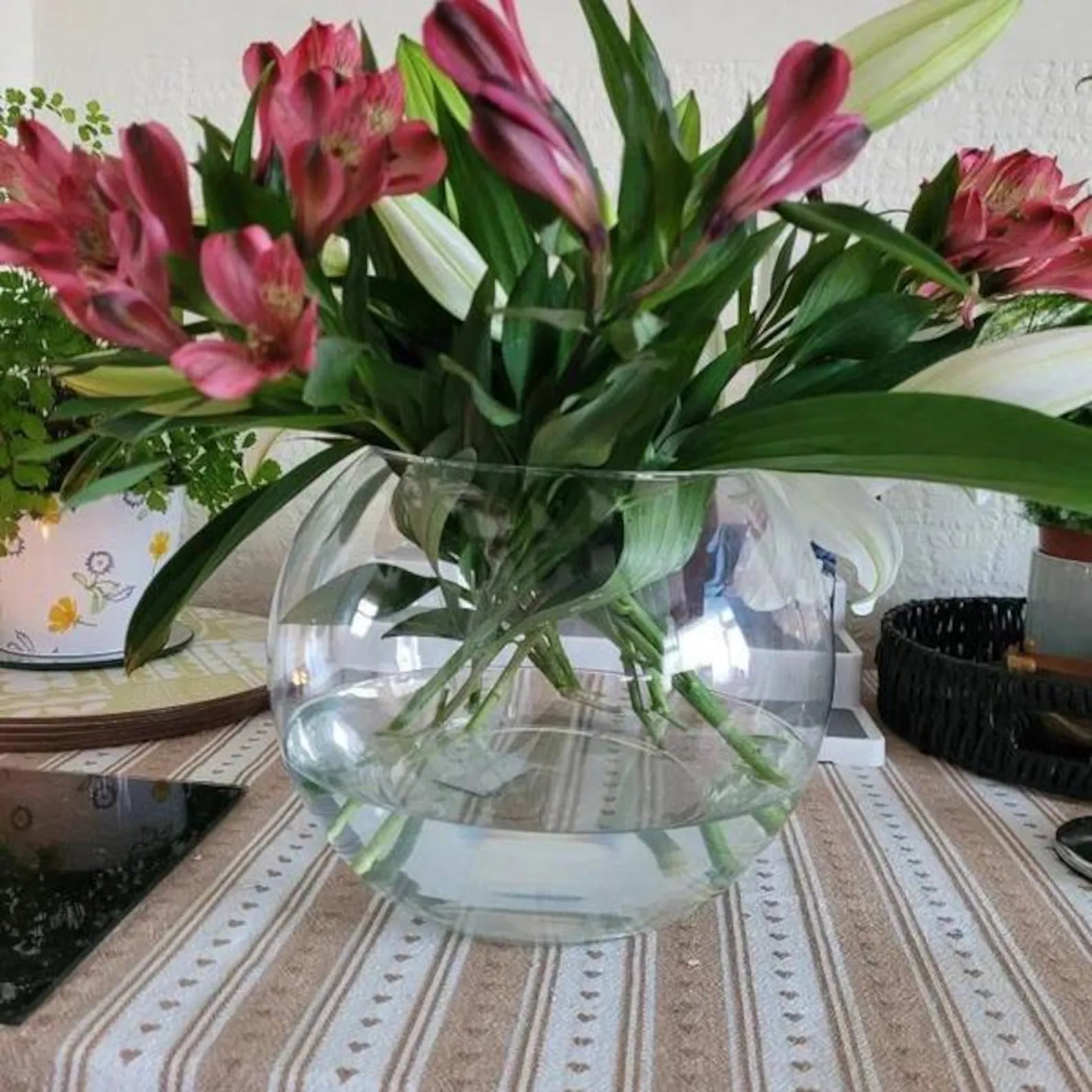 Glass_vase_with_flowers